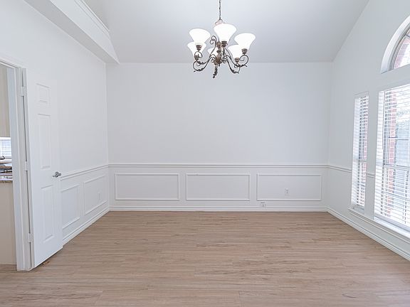 4th image of 819 Redbud Dr