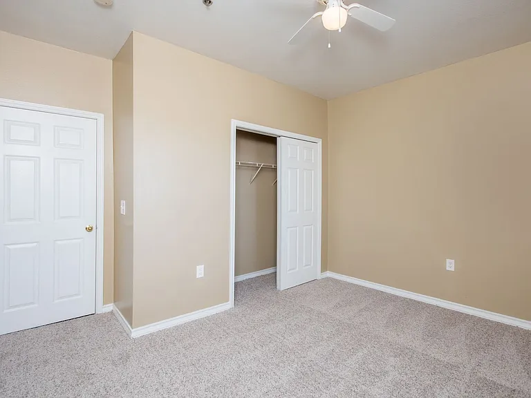 Lago Vista Apartments — Photo 16