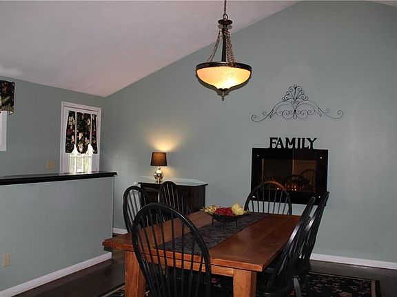 4th image of 222 Bartlett Ave