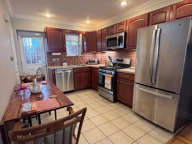 1818 Webster St — Photo 4