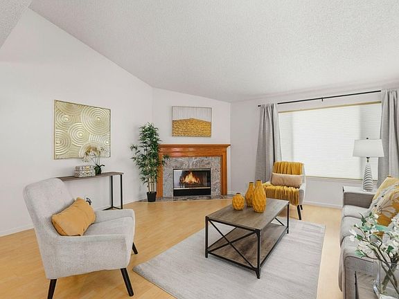 4th image of 2327 Farmcrest St #1