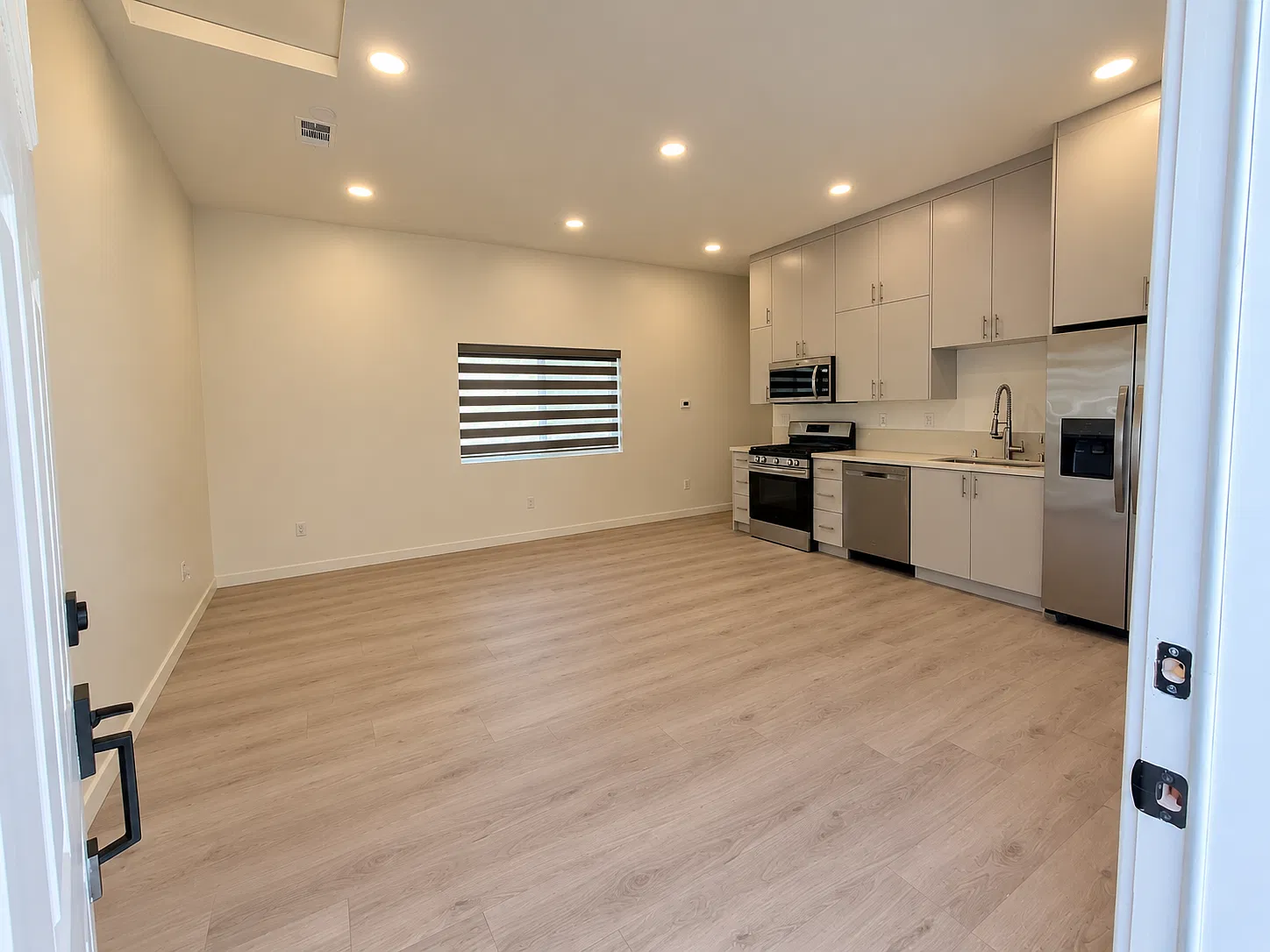 2 bed, 800 sqft, $3,000 — Photo 3