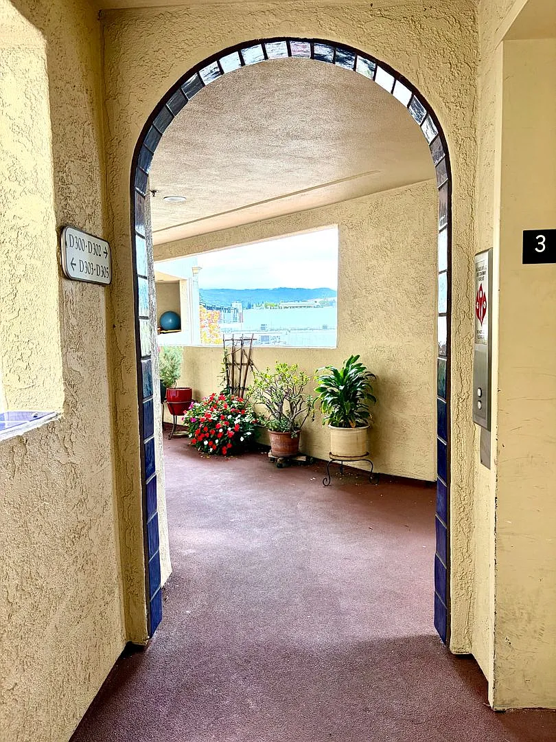 Bright Palo Alto Condo Overlooking California Avenue — Photo 4