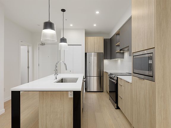 5th image of 20695 Eastleigh Cres #304