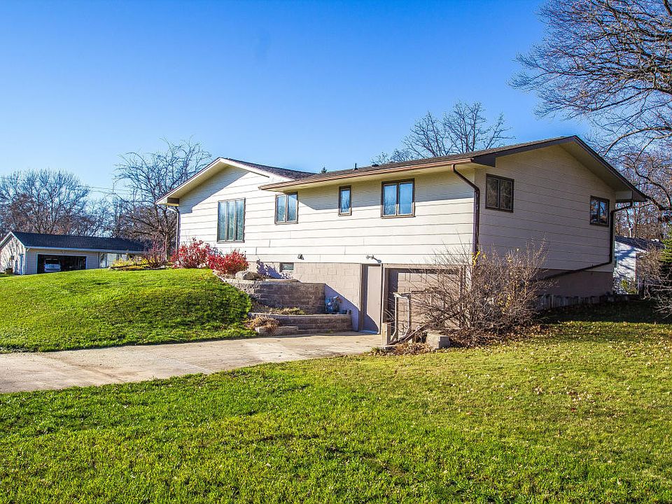 1st image of 1703 Manor Dr NE