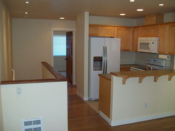 2nd image of 2611B 6th Ave