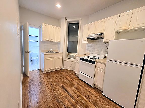 3rd image of 272 W 117th St #2A