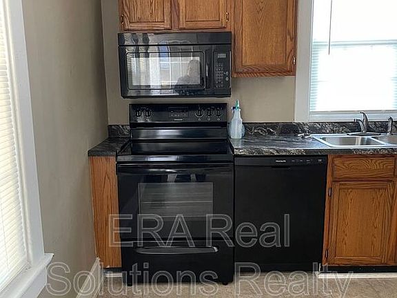 3rd image of 909 W Main St #1