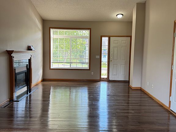 3rd image of 402 Creekside Dr