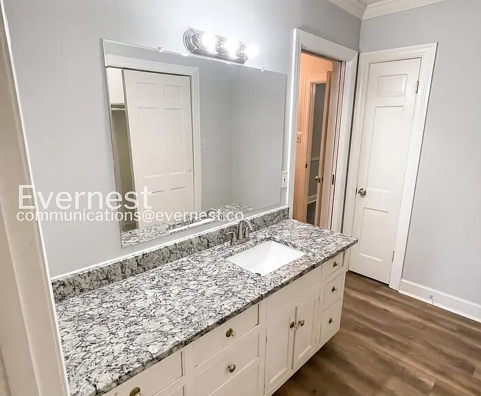 570 Hawkins Dr — Photo 17