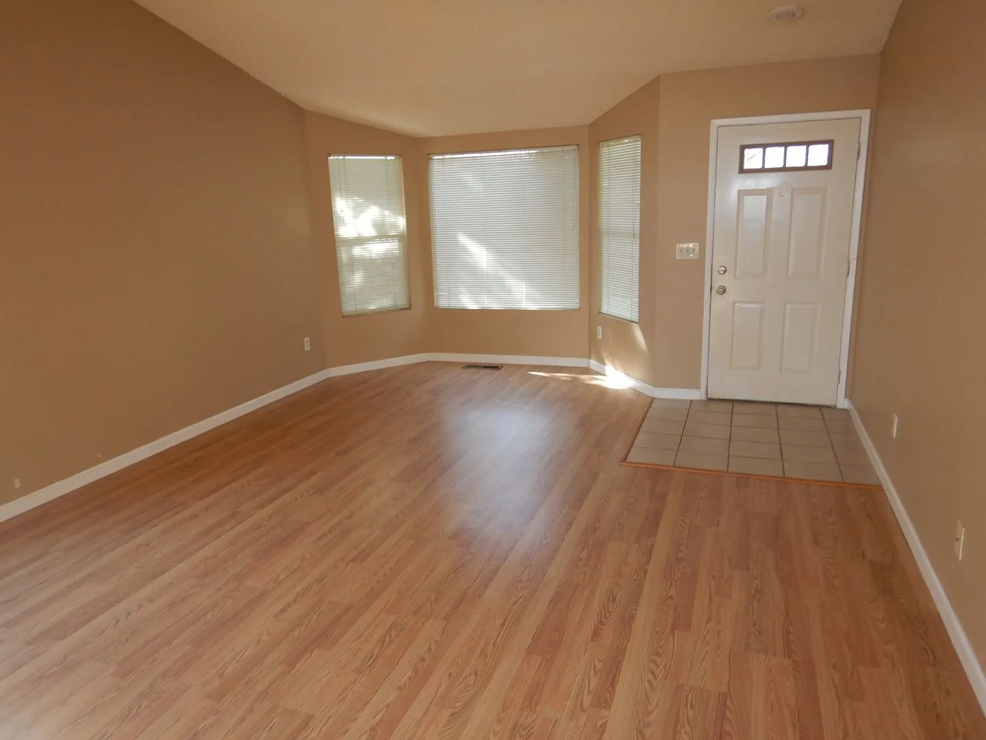 Cute 4 bedroom home in Silver Shores — Photo 2