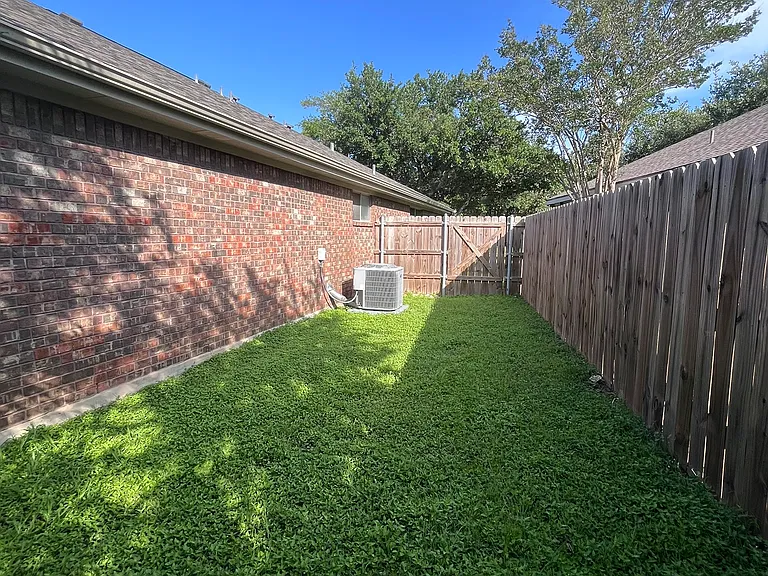 9021 Marthas Dr — Photo 35