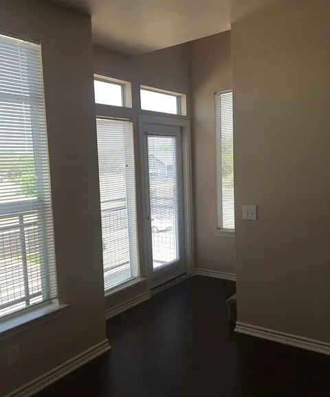 Post Rd — Photo 14