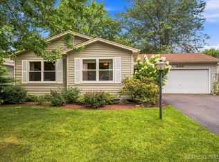 306 Pin Oak Dr, North Aurora, IL 60542