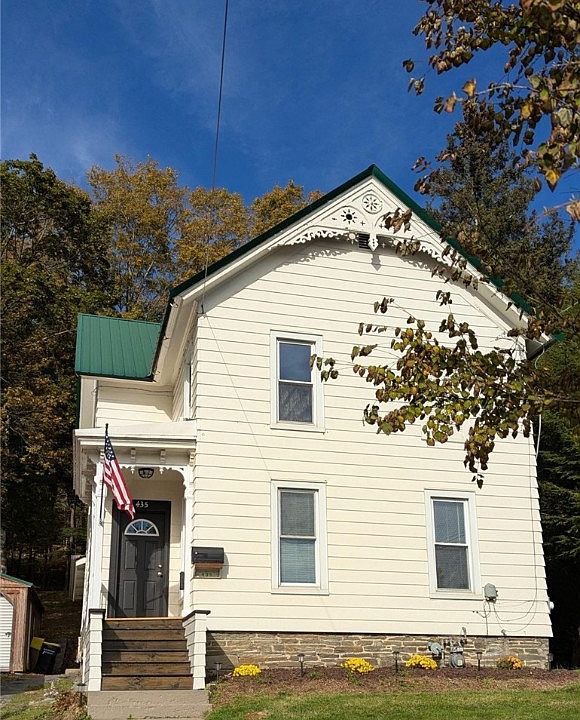 1st image of 435 Main St