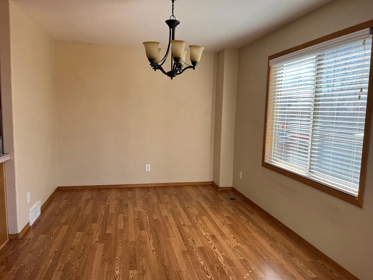 3 bed, 2.5 bath, 2393 sqft, $2,600 — Photo 4