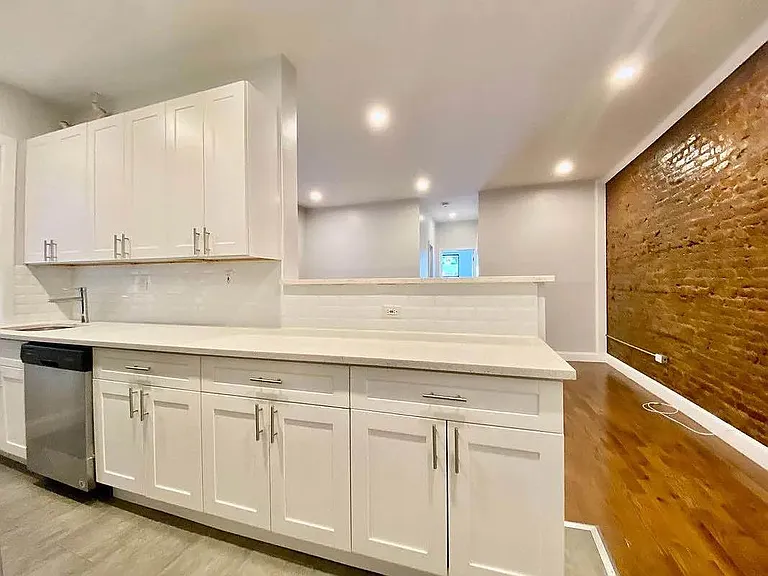 141 Nagle Ave #2G — Photo 1