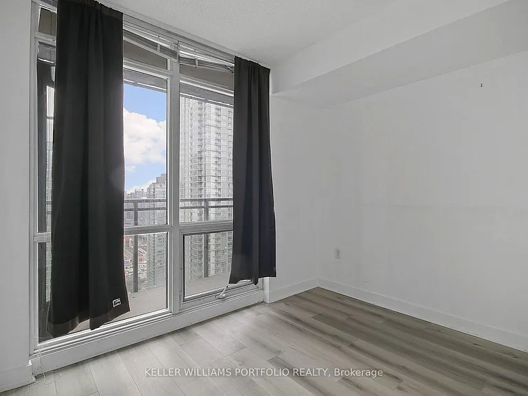 15 Fort York Blvd W #3907 — Photo 40