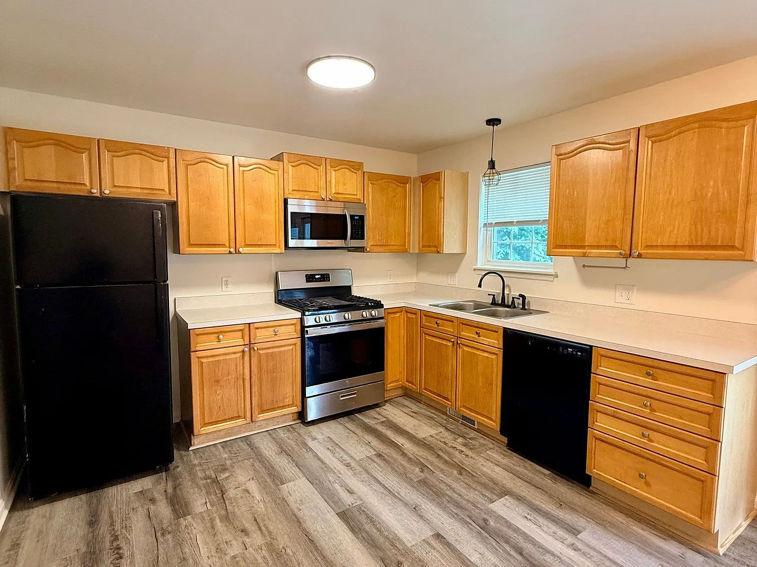 3 bed, 1.5 bath, 1200 sqft, $1,785 — Photo 4