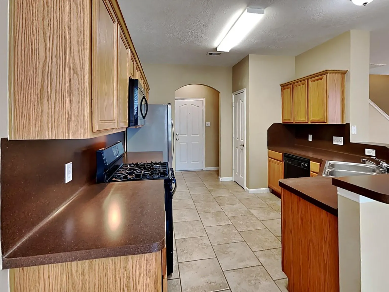 3 bed, 2.5 bath, 1710 sqft, $1,735 — Photo 2