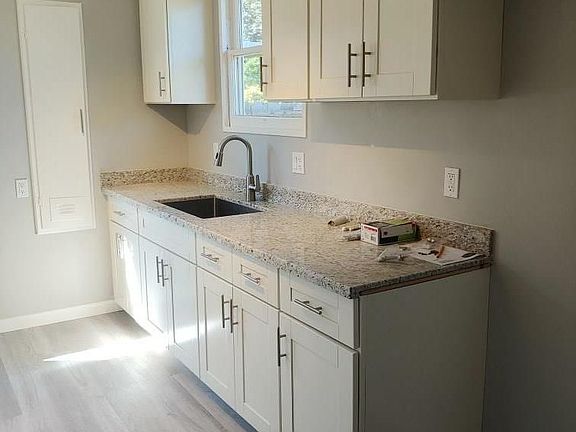4th image of 581 Manzanita Ave