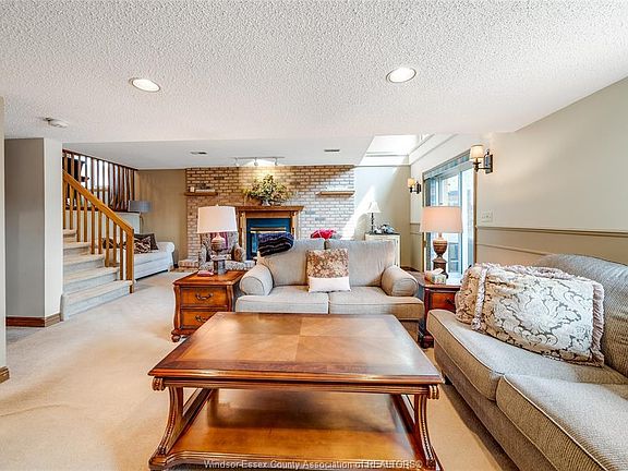 3rd image of 468 Amberly Cres