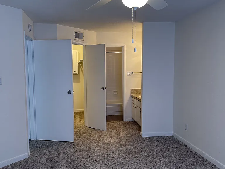 Wilshire Park Apartments — Photo 59
