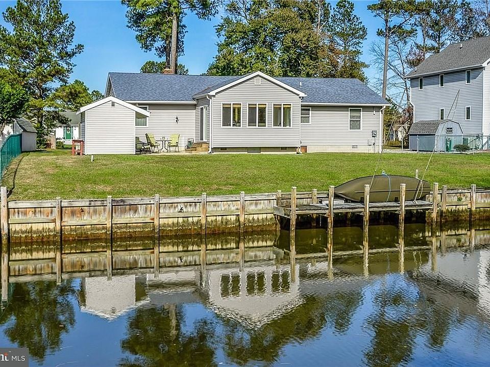 Large bulkheaded lot with dock and whips.