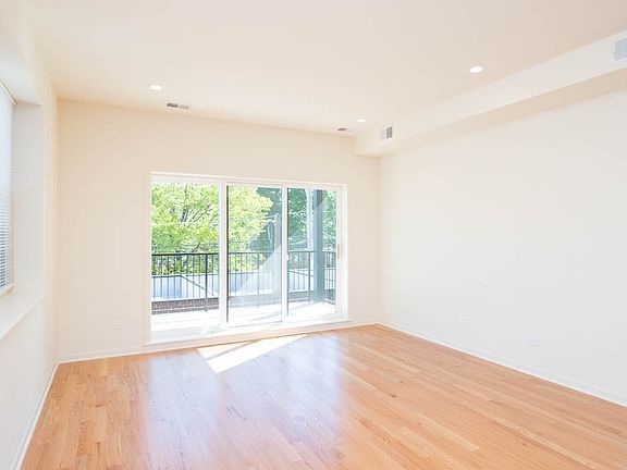 3rd image of 3020 N Leavitt St #1