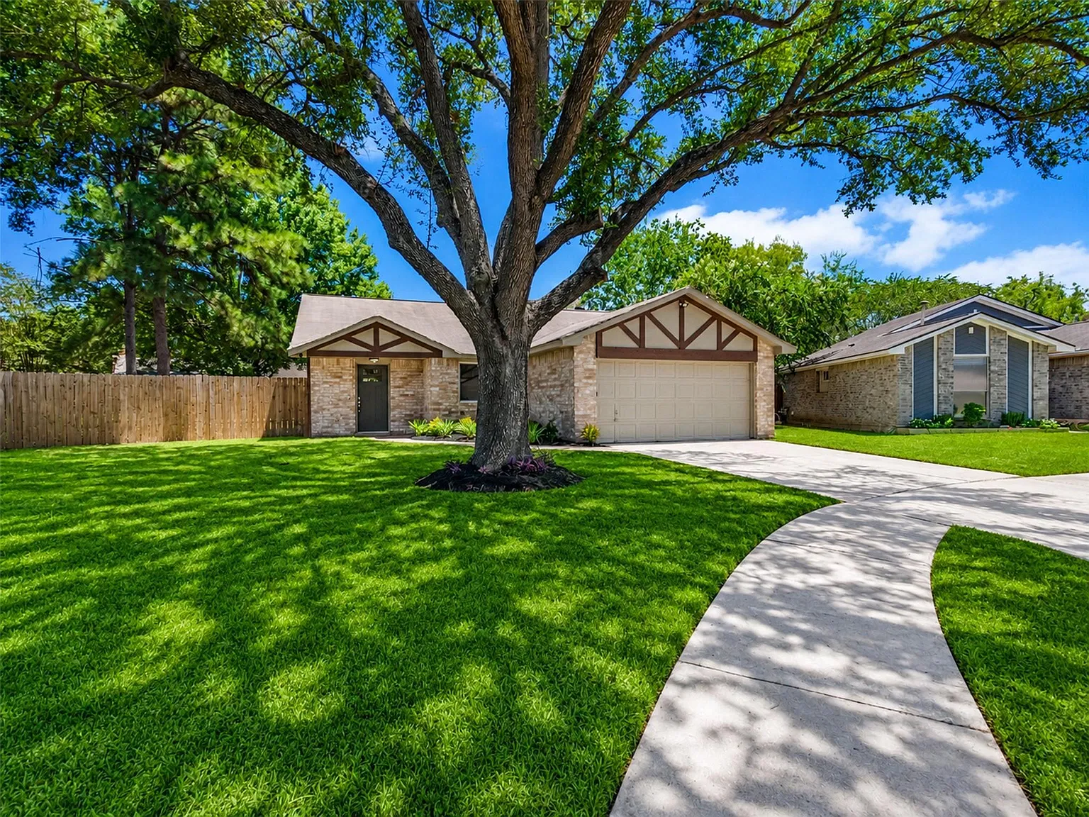 3 bed, 2.0 bath, 1202 sqft, $2,200 — Photo 3