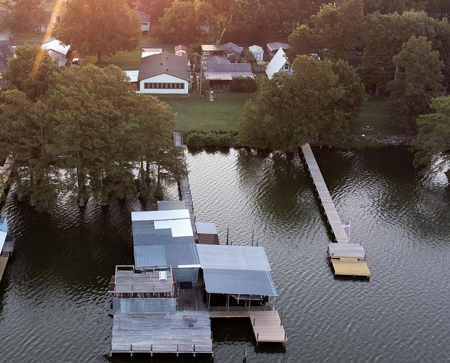 1st image of 260 Lakeview Cir