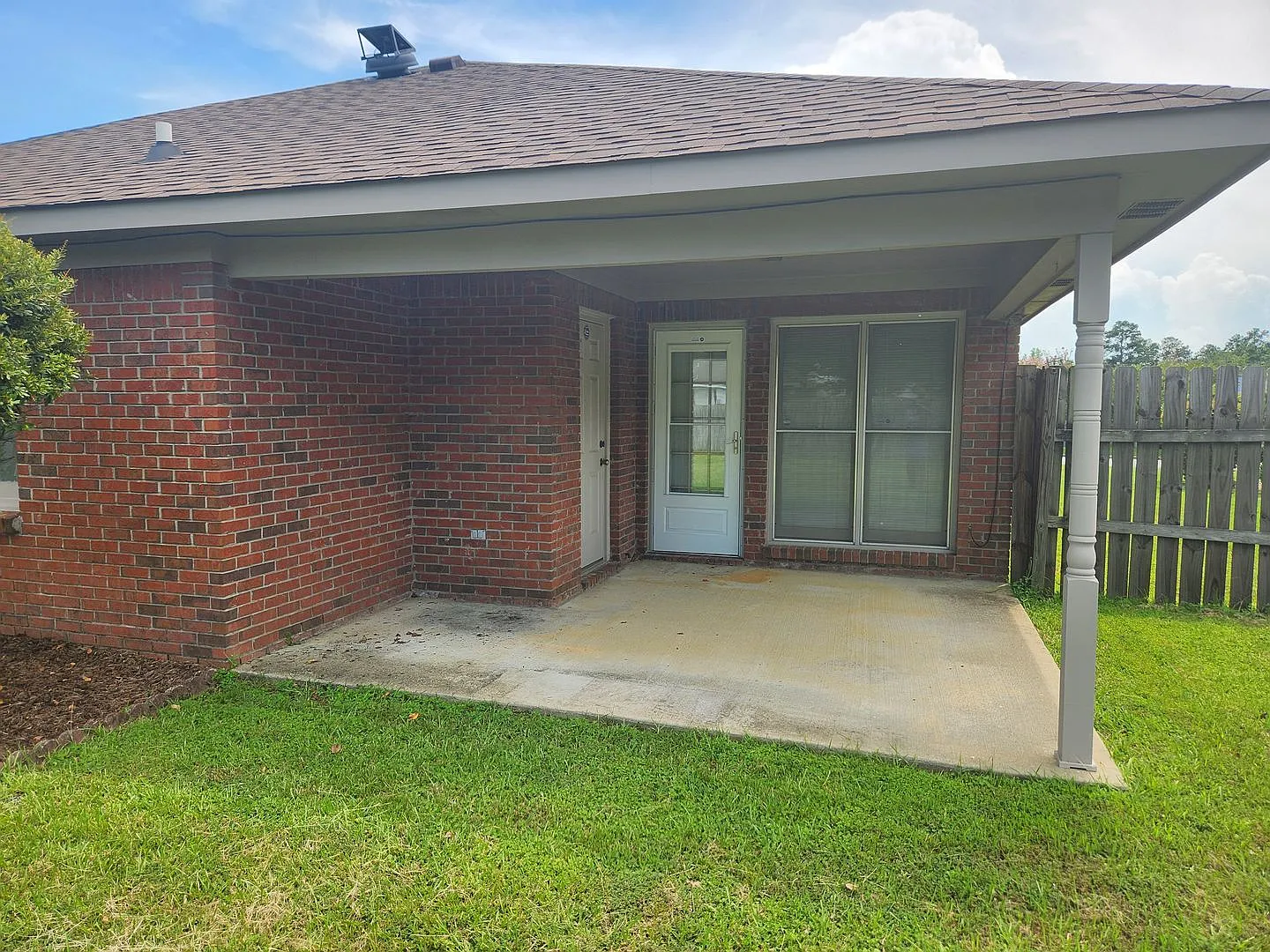 3 Bedrooms 2 Baths 2 Car garage - North Columbus — Photo 4