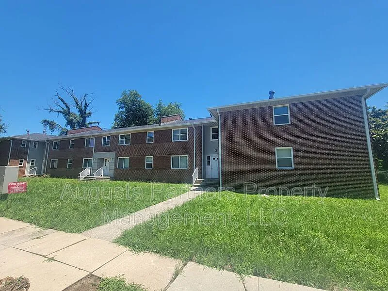 2 bed, 1.0 bath, 754 sqft, $990 — Photo 2