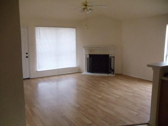 3rd image of 334 Sweetwater Dr