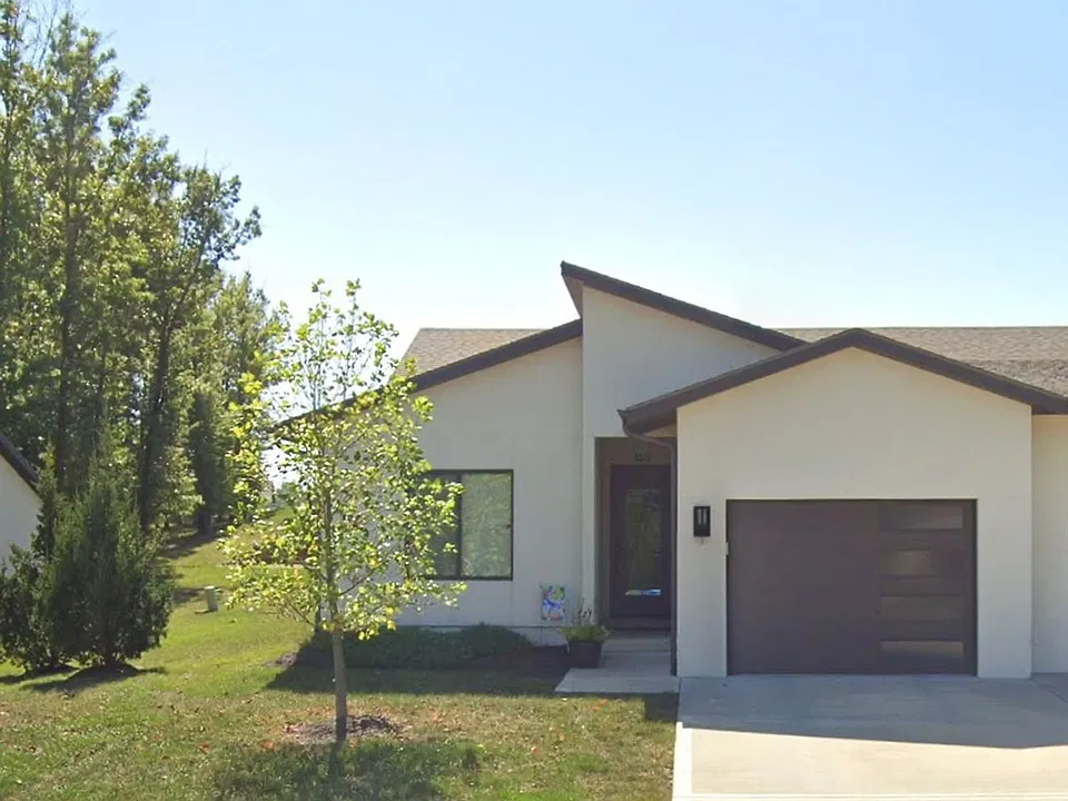 101 & 103 E Maplewood Ln