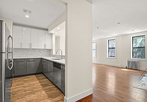 4th image of 4 S Pinehurst Ave APT 2B