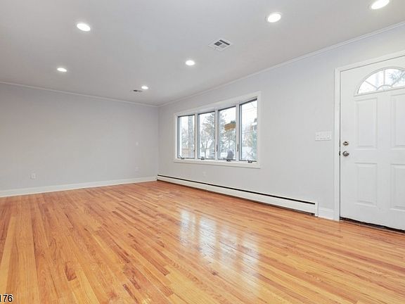 3rd image of 16 Amelia St