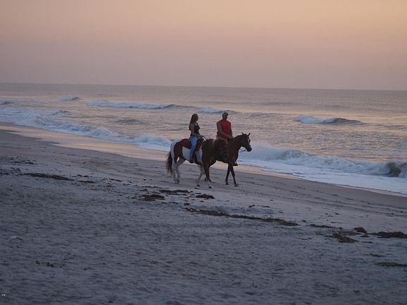 Amelia Beaches_CasualCouple_riding_14181