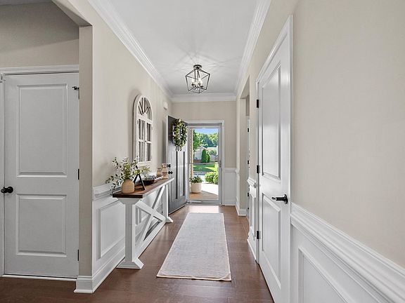 4th image of 709 Arnica Dr