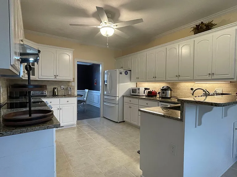 646 Surrey Ln — Photo 3