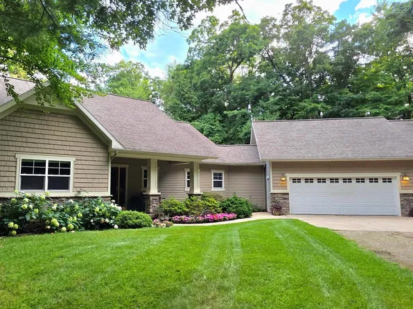 8702 E 98th St, Howard City, MI 49329