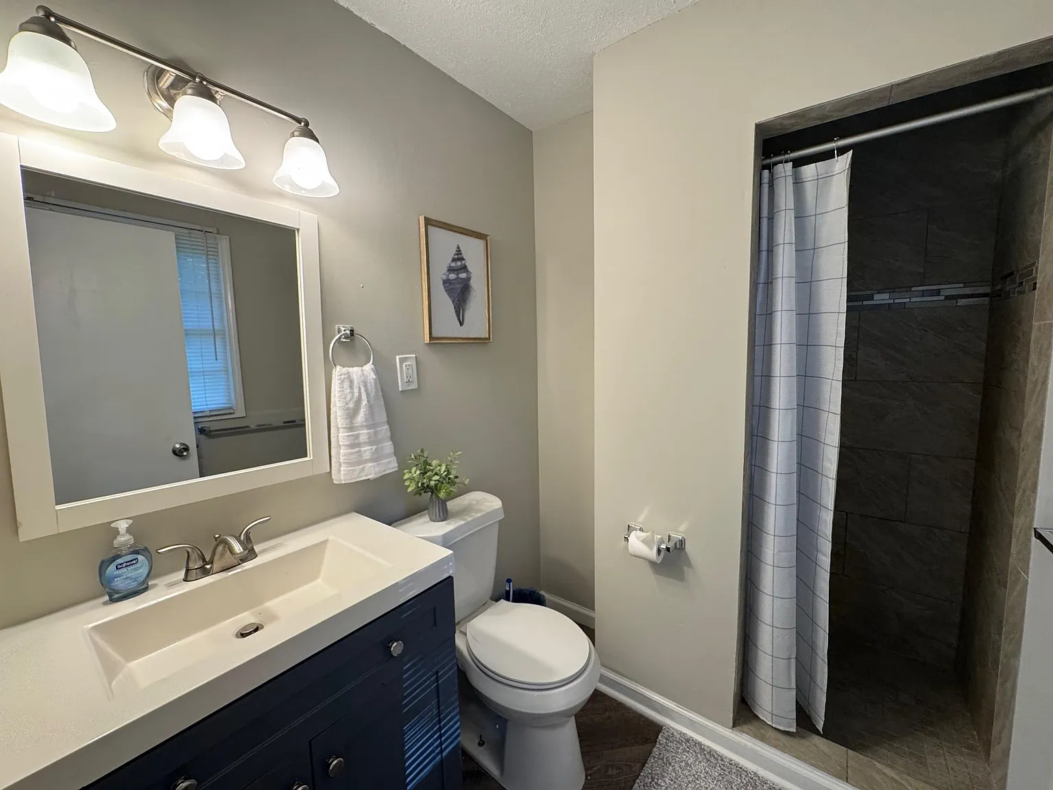 4 bed, 3.0 bath, 2087 sqft, $1,269 — Photo 2
