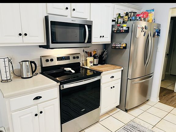 3rd image of 942 Scenic Oak Ln