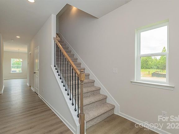 3rd image of 1101 Red River Dr