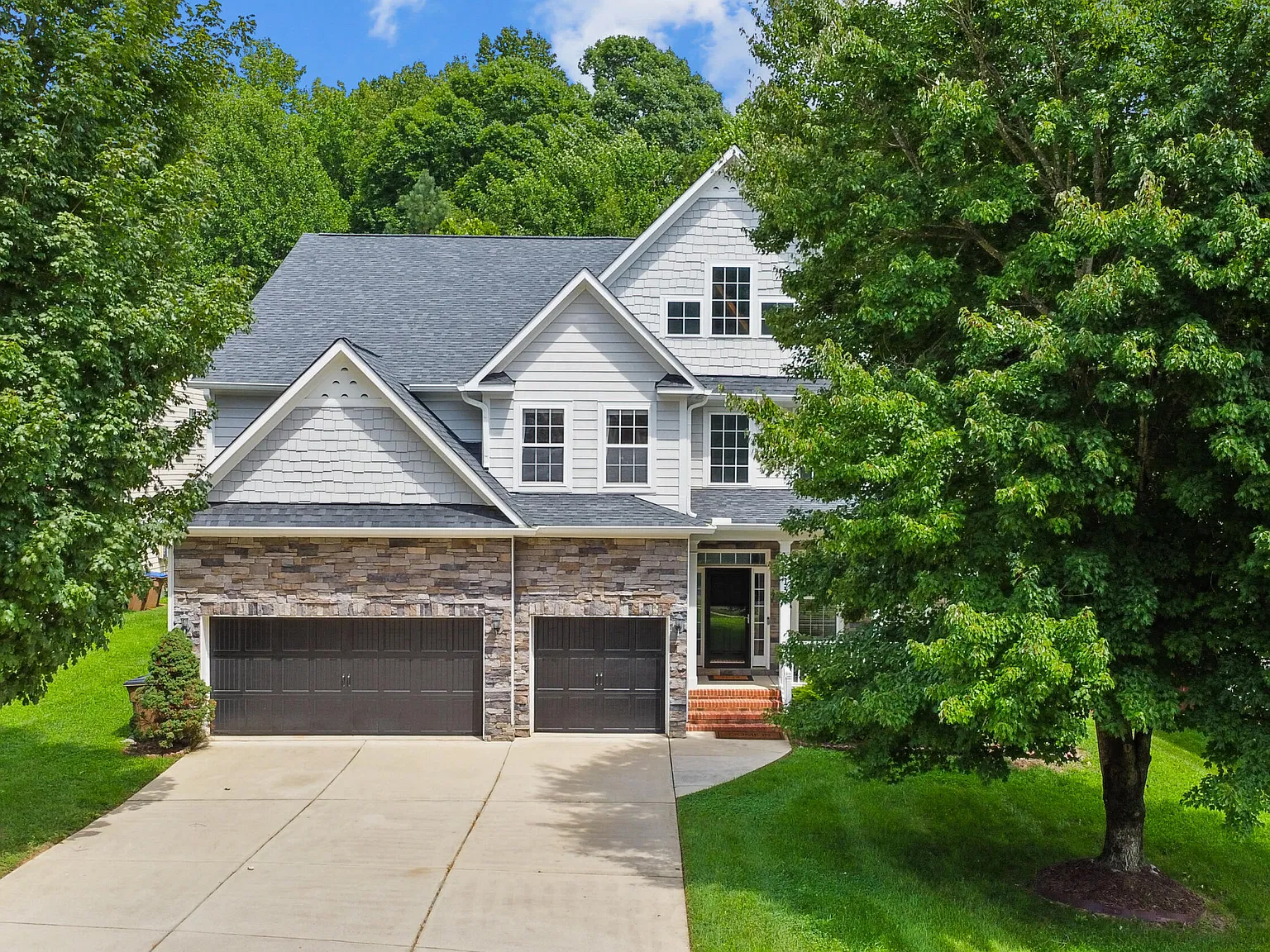 5 bed, 4.0 bath, 4242 sqft, $3,000 — Photo 3