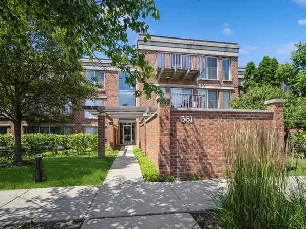 361 Kelburn Rd APT 212, Deerfield, IL 60015