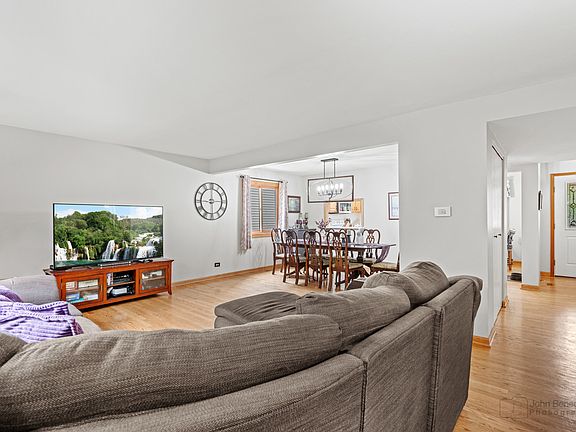 3rd image of 150 Cambridge Ln