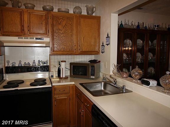 4th image of 50 Surrey Ln #127
