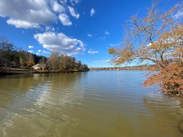 924 Eagles Harbor Dr, Hodges, SC 29653