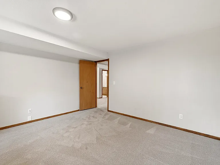 110 Mobray Ct — Photo 37